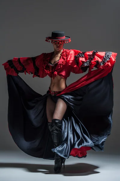 Mujer en hermoso vestido rojo bailando en un estudio — Foto de Stock