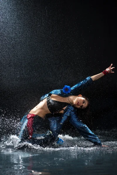 Nasstanzende Frau. unter Wassertropfen. Studioaufnahme — Stockfoto