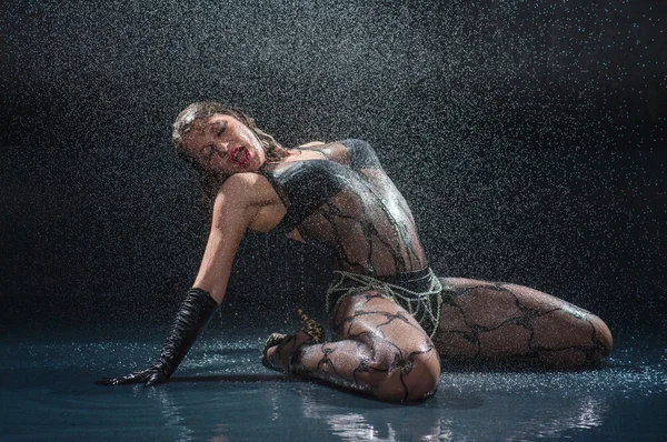 Natte vrouw in ondergoed dansen in een studio — Stockfoto