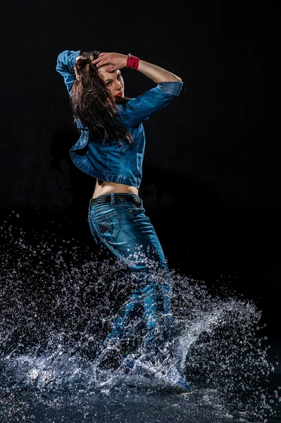 Mokre tańcząca kobieta. w krople wody. Studio fotografii — Zdjęcie stockowe