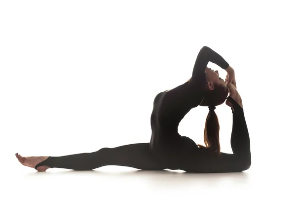 Donna che balla danza acrobatica. Isolato su bianco — Foto Stock