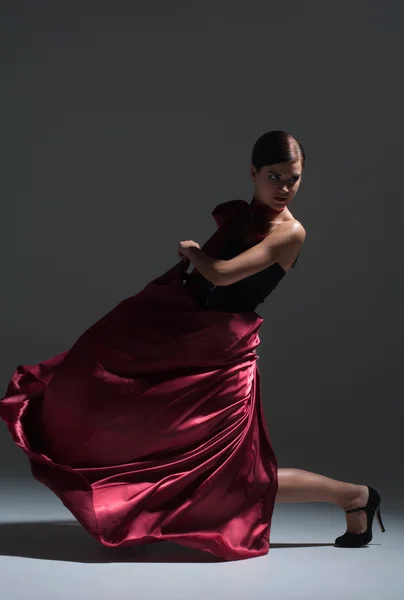 Jeune femme dansante sexy en robe rouge — Photo