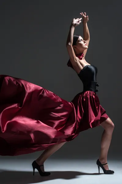 Jovem mulher dança sexy em vestido vermelho — Fotografia de Stock