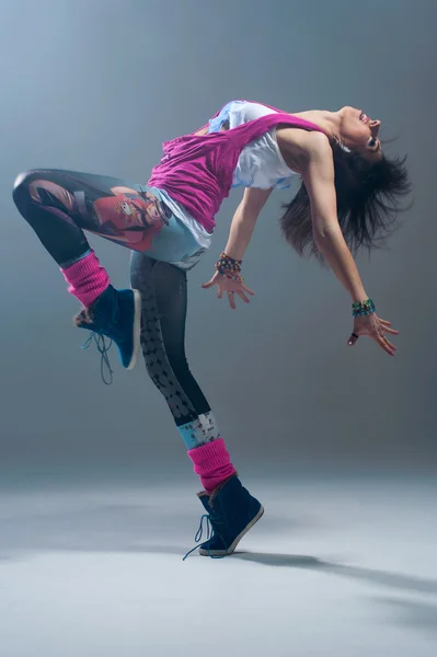 Frau in rosa Grunge-Klamotten tanzt in einem Studio. — Stockfoto