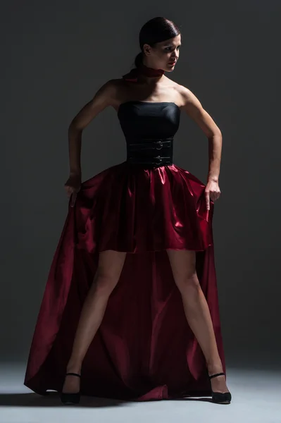 Молодая сексуальная танцующая женщина в красном платье — стоковое фото