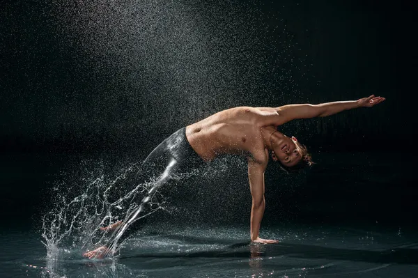 yağmur altında erkek dansçı