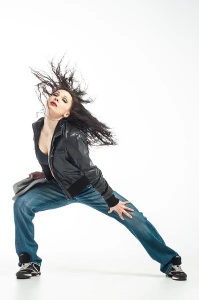 Une danseuse de Brunett. Femme dansant dans un studio — Photo