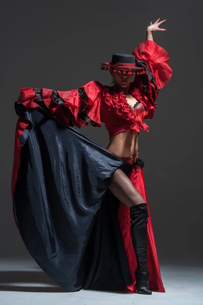 Mulher de vestido vermelho lindo dançando em um estúdio — Fotografia de Stock