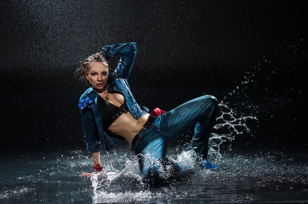 Mulher dançarina molhada. Debaixo de gotas de água. Estúdio foto — Fotografia de Stock