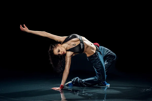 Une danseuse mouillée. Sous les gouttes. Studio photo — Photo