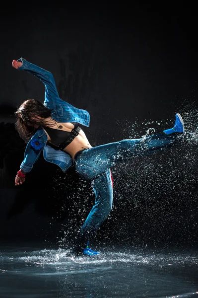 Mokre tańcząca kobieta. w krople wody. Studio fotografii — Zdjęcie stockowe
