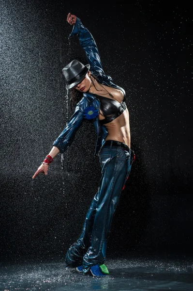 Une danseuse mouillée. Sous les gouttes. Studio photo — Photo