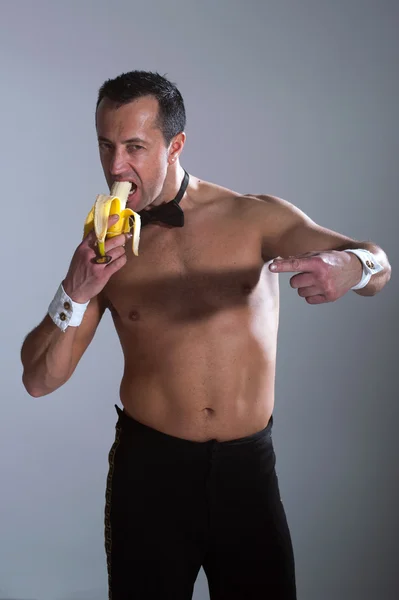Mann isst Banane — Stockfoto