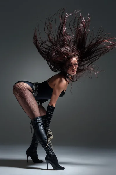 Mulher dançando em estúdio — Fotografia de Stock