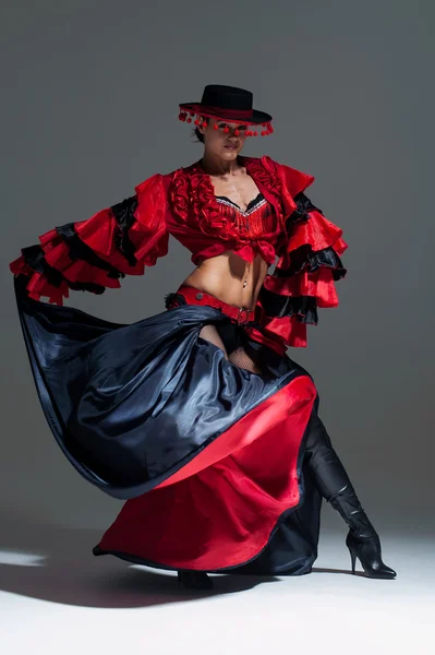 Femme en robe rouge magnifique dansant dans un studio — Photo