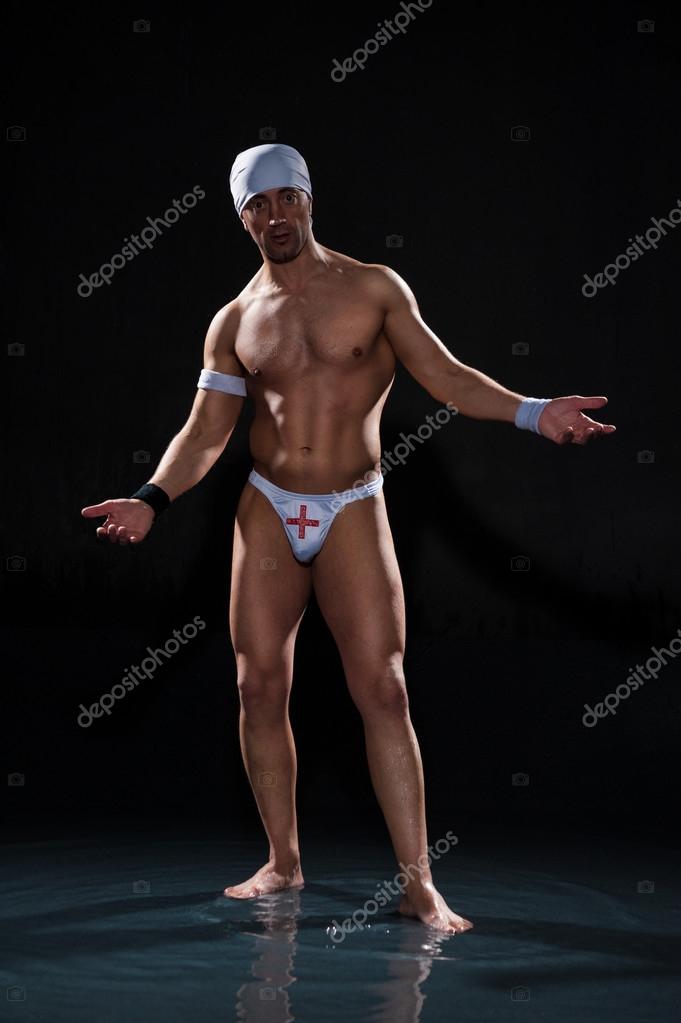 Hombre en ropa interior bailando en estudio fotograf a de stock
