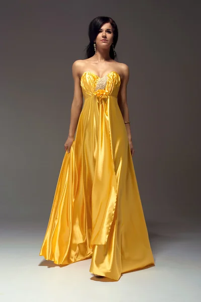 Femme en robe jaune doré — Photo