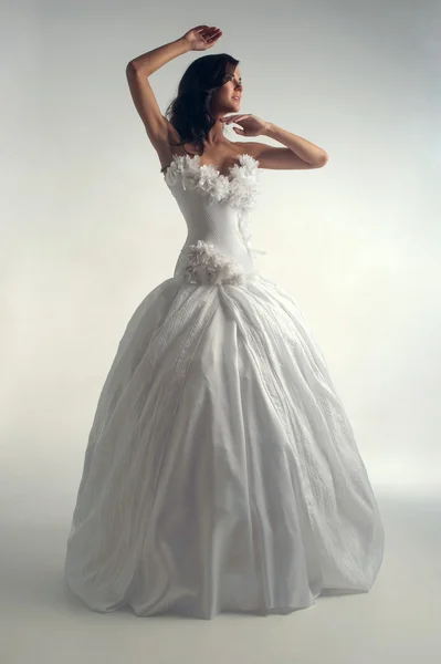 Noiva de luxo em forma de vestido de montagem — Fotografia de Stock