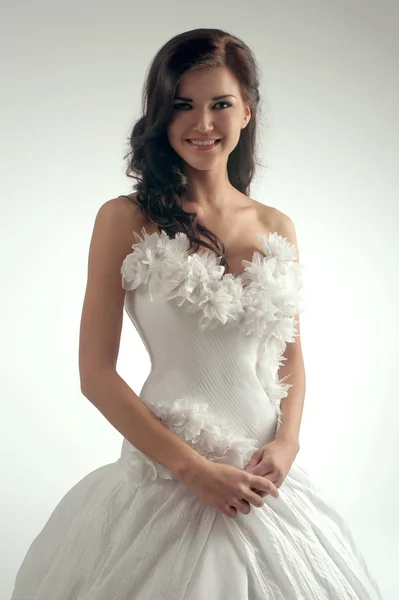 Роскошная невеста в облегающем платье — стоковое фото