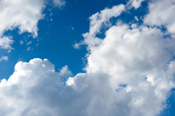 Blå himmel bakgrund med vita moln — Stockfoto