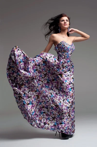 Mujer en vestido floral —  Fotos de Stock