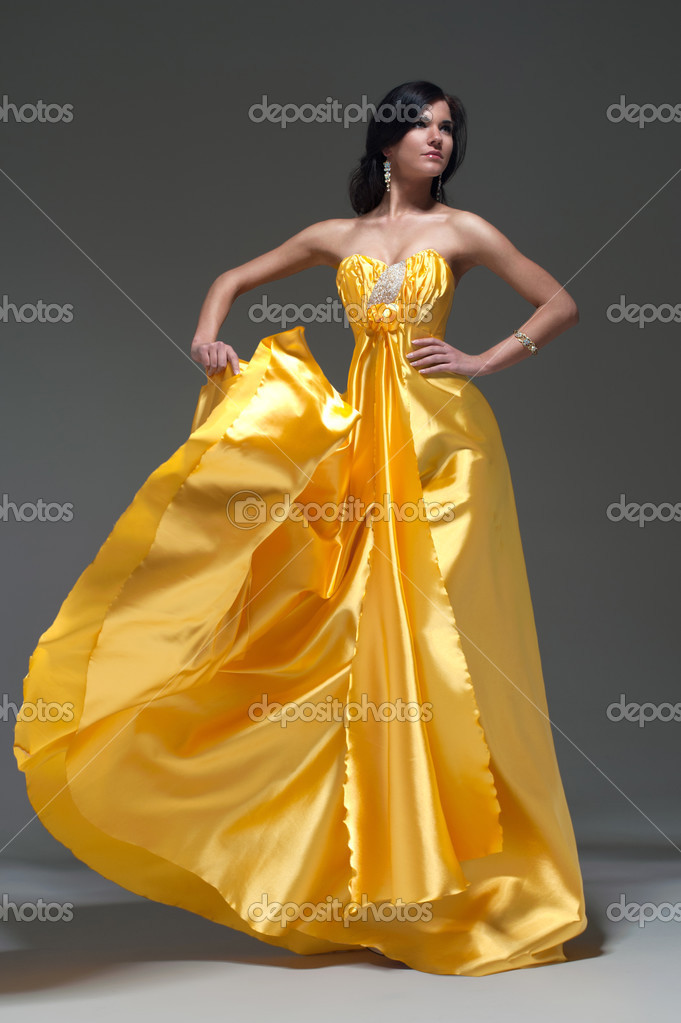 vestido amarelo com dourado