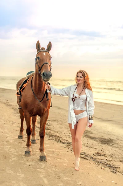 Young woman and horse — Stock Photo, Image