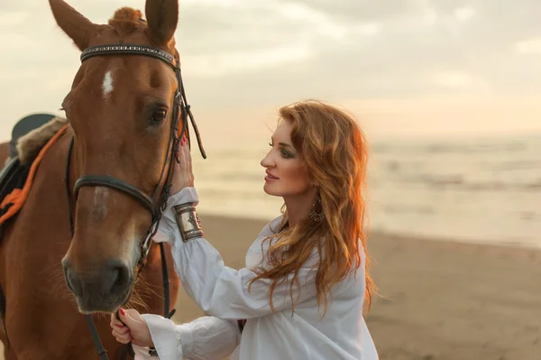 Jeune femme et cheval — Photo