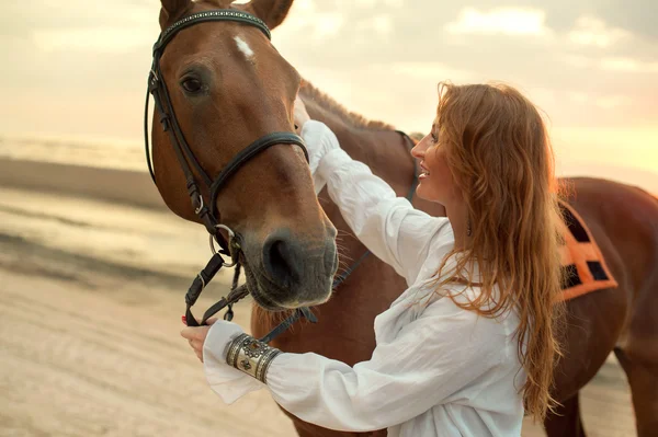 Jeune femme et cheval — Photo