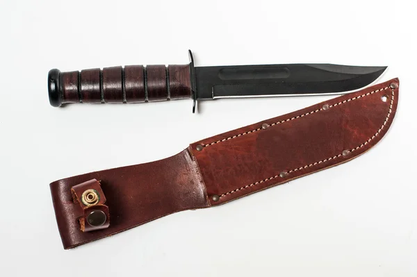 Охотничий нож с кожаным чехлом на белом фоне — стоковое фото