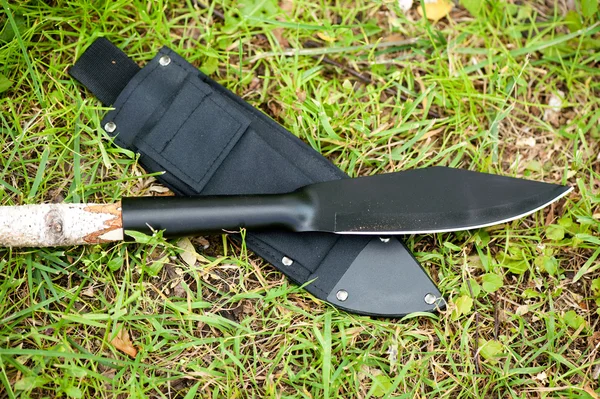 Мисливський ніж на траві — стокове фото