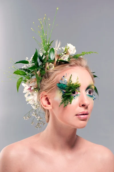 Young blond woman beauty portrait with wreath of flowers, studio shot — Stock Photo, Image