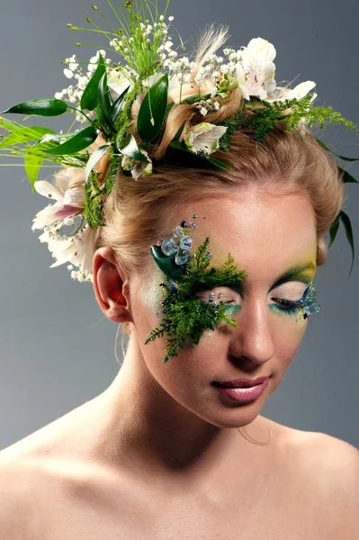 Joven mujer rubia retrato de belleza con corona de flores, plano de estudio —  Fotos de Stock