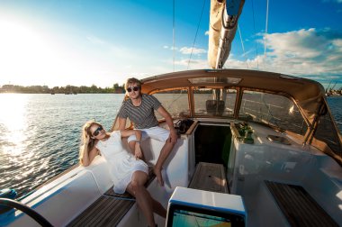 mutlu genç çift rahatlatıcı bir yatta