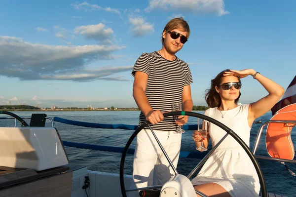 Casal jovem navegando em um iate — Fotografia de Stock
