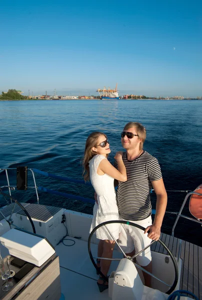 在游艇上航行的年轻夫妇 — 图库照片