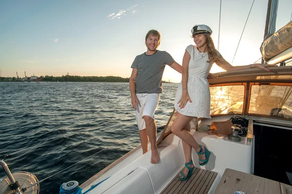 Joyeux jeune couple relaxant sur un yacht — Photo