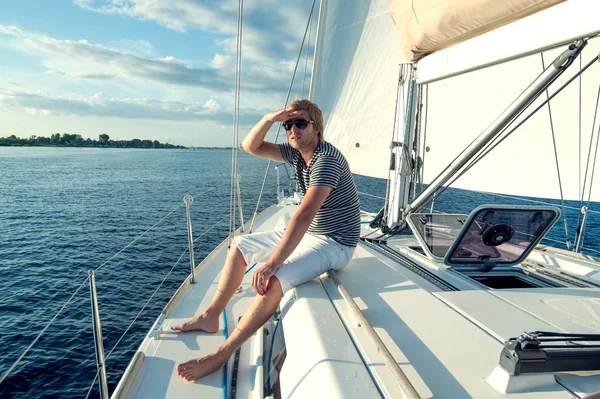 Joven feliz en un yate — Foto de Stock