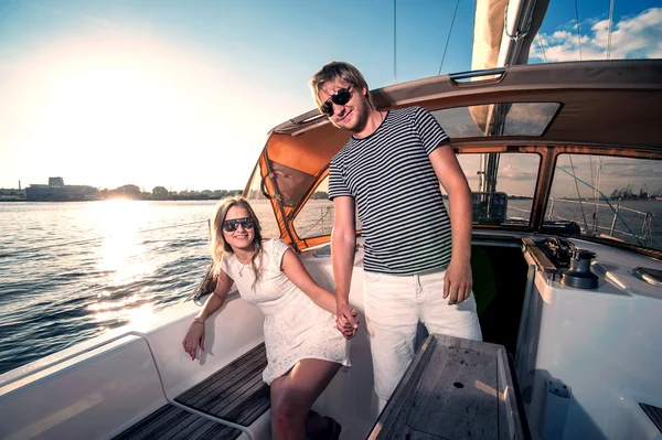 Joyeux jeune couple relaxant sur un yacht — Photo