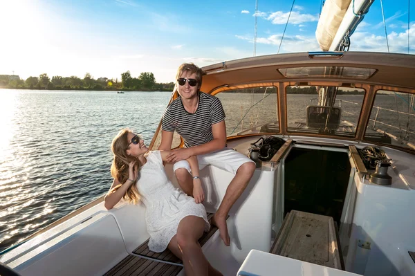 Feliz joven pareja relajándose en un yate — Foto de Stock