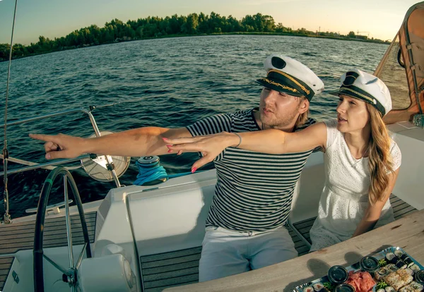 Feliz joven pareja relajándose en un yate — Foto de Stock