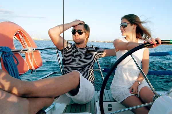 ヨットに乗っている若いカップル — ストック写真