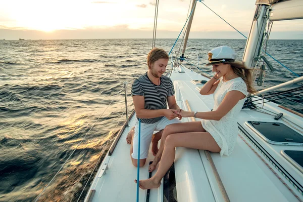ヨットの上でロマンチックなプロポーズ シーン — ストック写真
