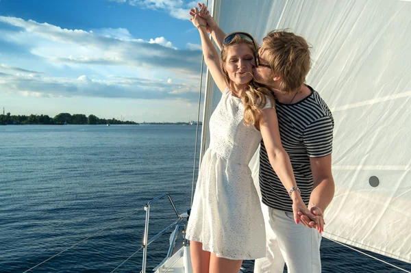 Joyeux jeune couple relaxant sur un yacht — Photo