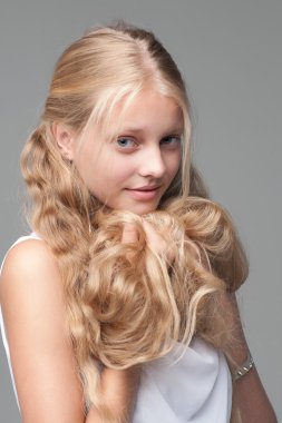 genç güzel kız beyaz elbise poz