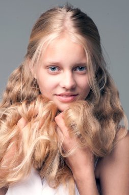 genç güzel kız beyaz elbise poz