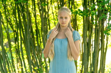 kırsal mavi elbiseli uzun sarı saçlı güzel genç kız