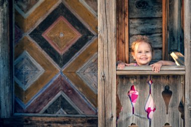 genç kız eski bir ahşap evin yakınlarında