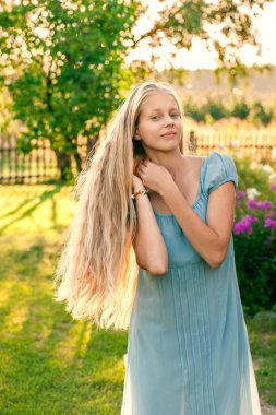 kırsal mavi elbiseli uzun sarı saçlı güzel genç kız