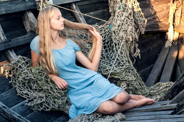 Loira bonita em um barco de pesca — Fotografia de Stock